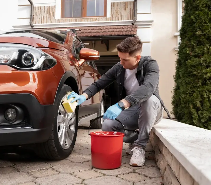 Lavage auto à domicile Guerville : professionnel intervenant sur un véhicule